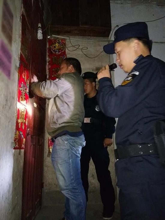 文昌粗心妈妈误将幼女锁家中 民警全城寻开锁师傅开门